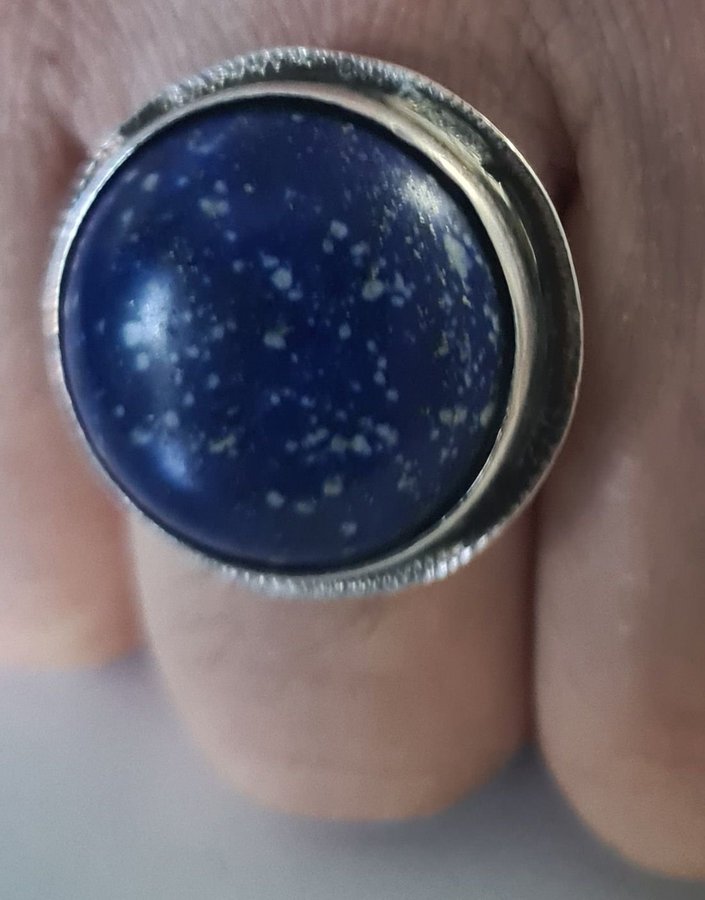 Designad silver ring med Lapis lazuli sten