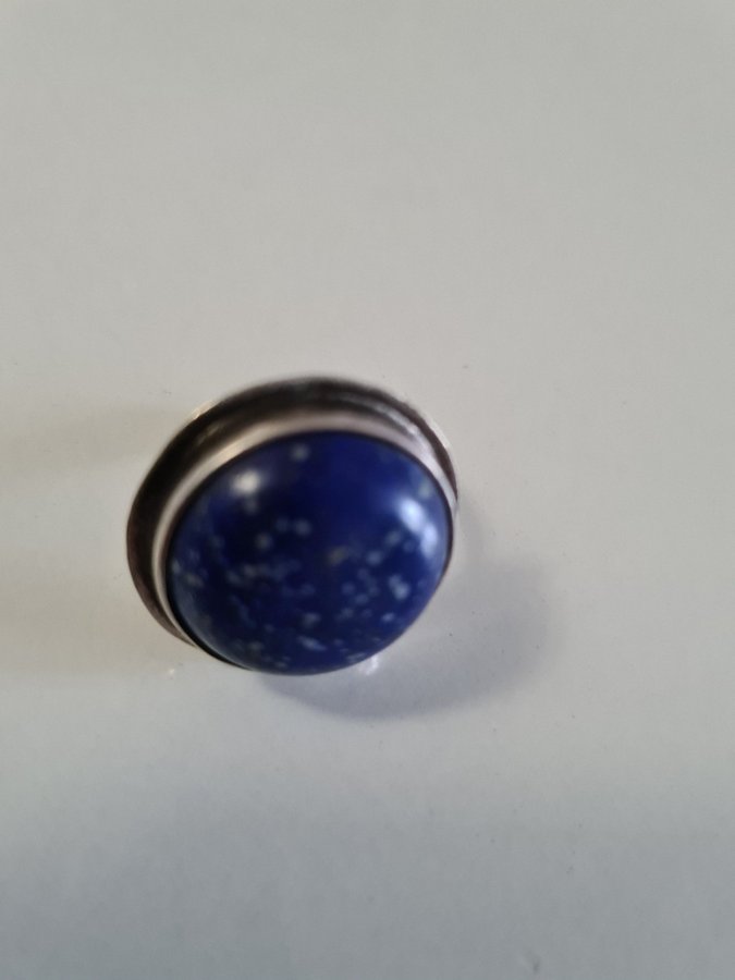 Designad silver ring med Lapis lazuli sten