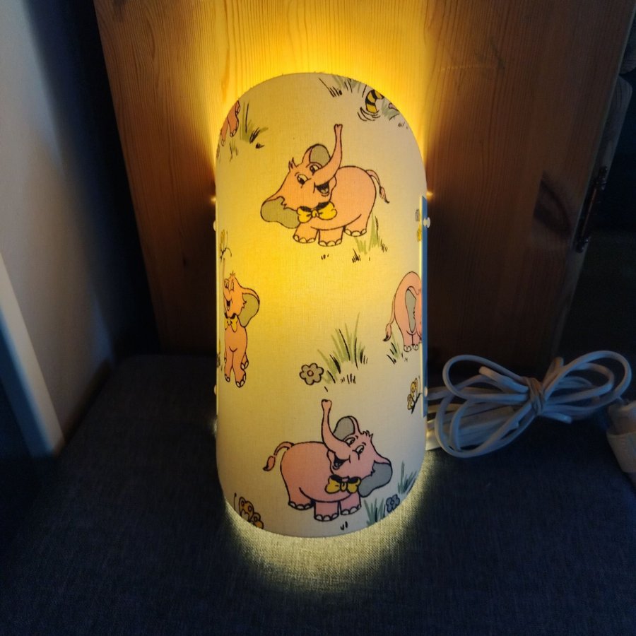 Vägglampa med rosa elefanter