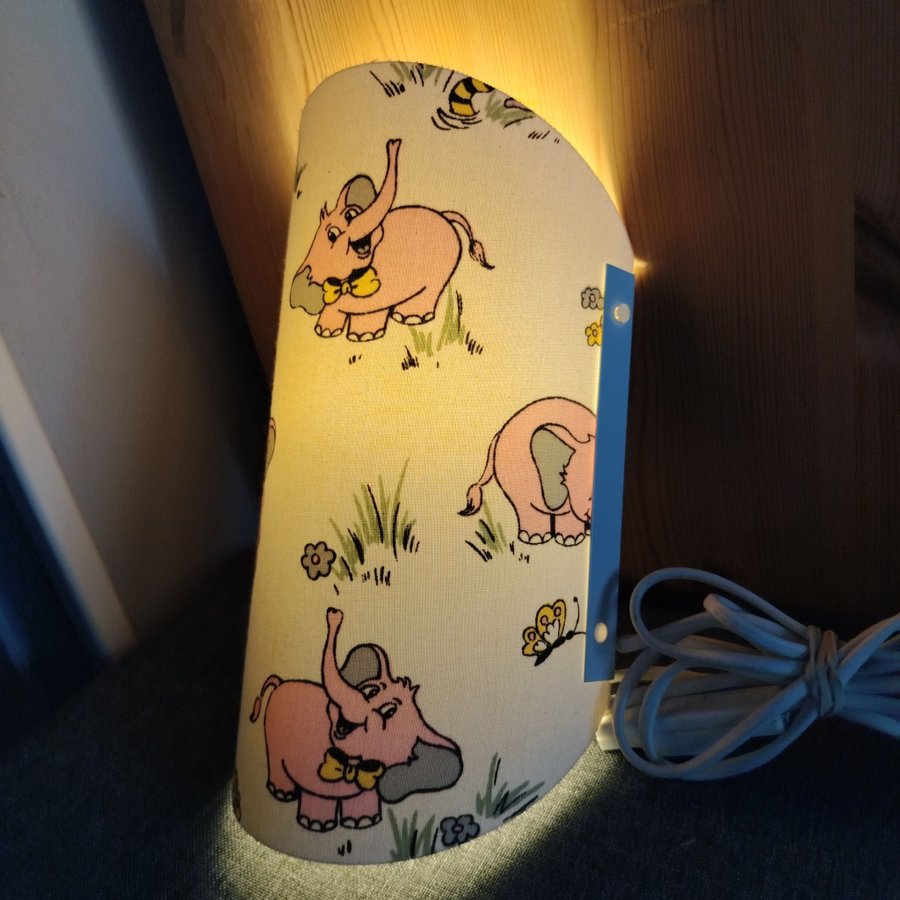 Vägglampa med rosa elefanter