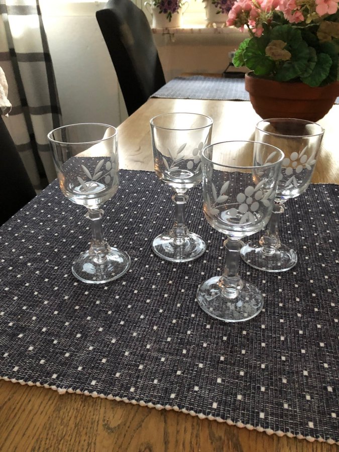 4 st gamla slipade glas på fot 1 dl