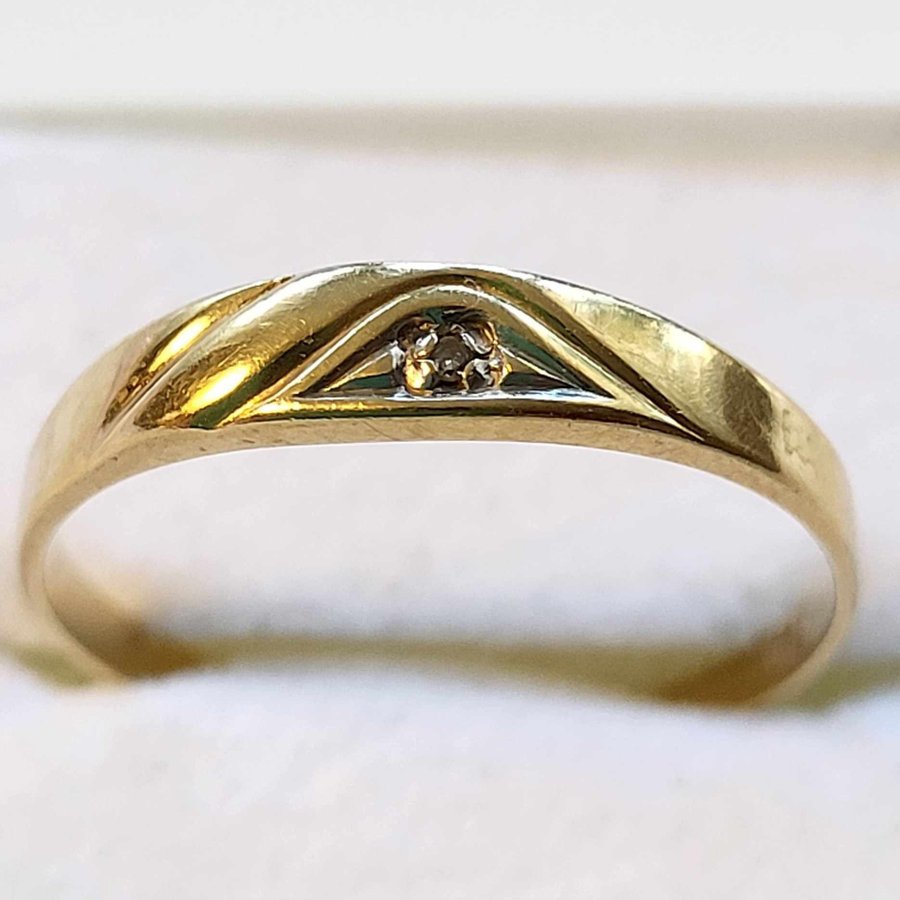 Fin 18k guld ring med en diamant guldring Stämplad 750 CCC 175 mm 103 gram