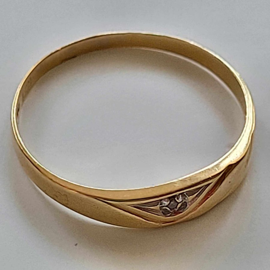 Fin 18k guld ring med en diamant guldring Stämplad 750 CCC 175 mm 103 gram