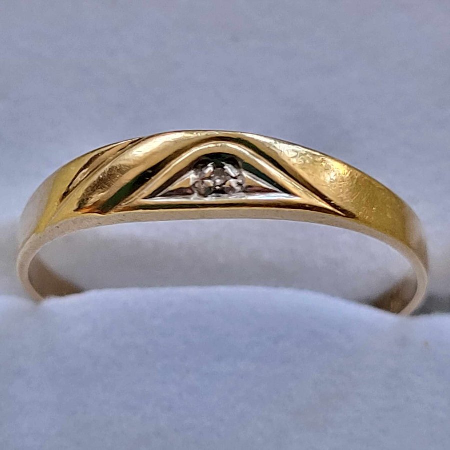 Fin 18k guld ring med en diamant guldring Stämplad 750 CCC 175 mm 103 gram