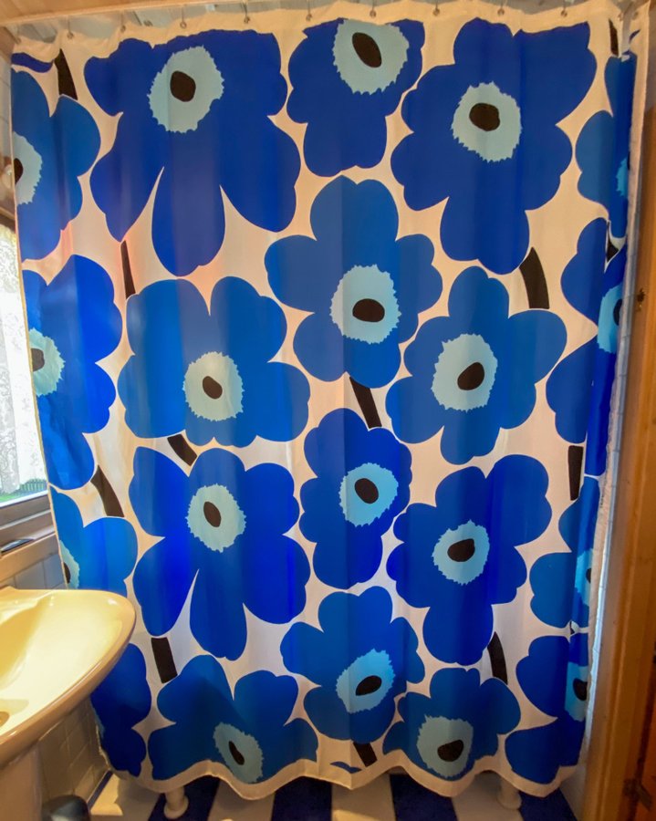 Marimekko Unikko duschdraperi blå/vit. 180x200 cm. Design: Maija Isola