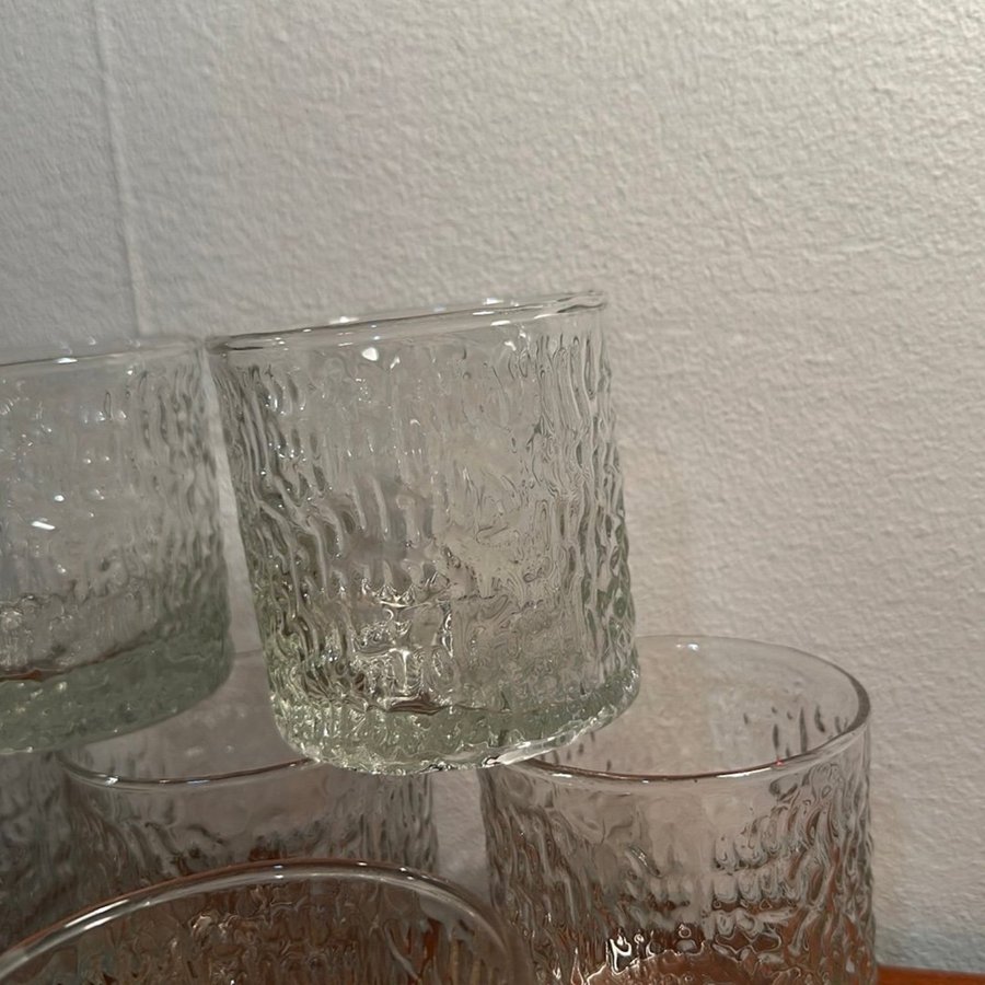 2 st små ölstop, snapsglas. Glas och trä. Höjd: 75 mm. Nya från presentbutik.