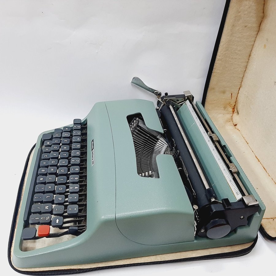 Olivetti Lettera 32 Vintage Typewriter, Manual Portable(7.4)