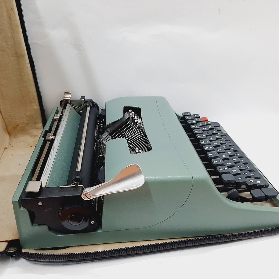 Olivetti Lettera 32 Vintage Typewriter, Manual Portable(7.4)