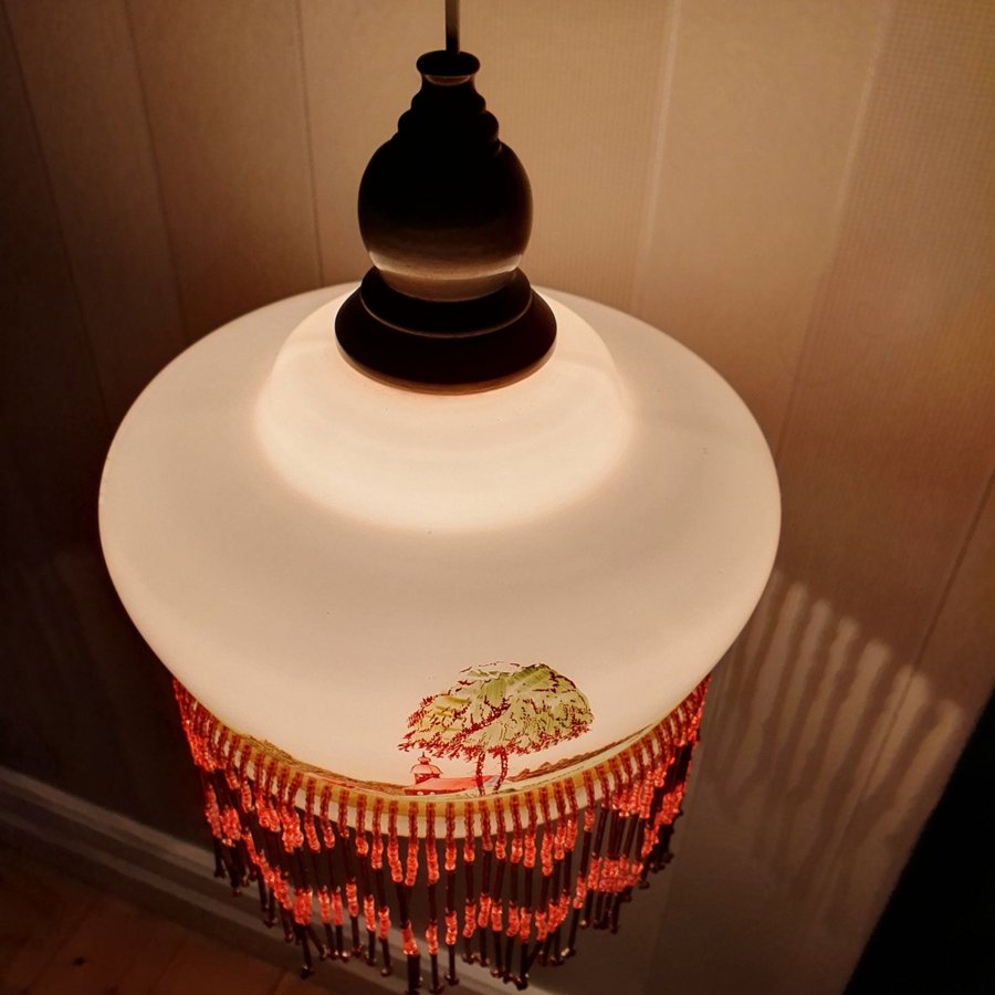 Gammal taklampa med pärlfrans Art Deco  retro