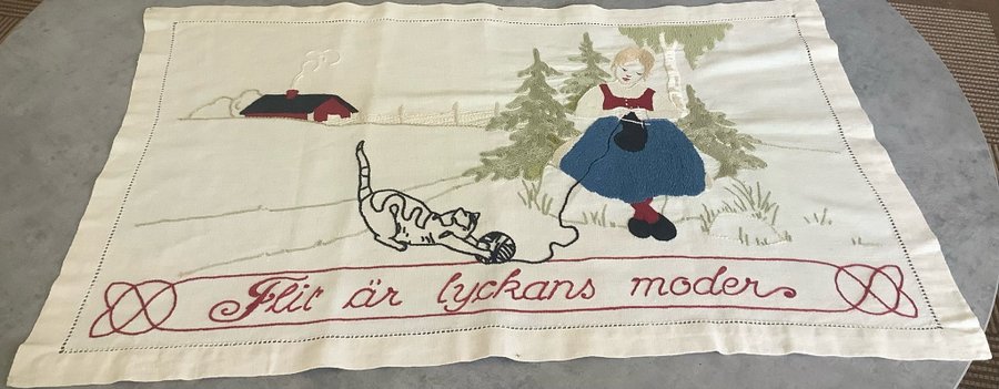 Bonad JUGEND ** Handbroderier på linne ** Flickan stickar och katten leker