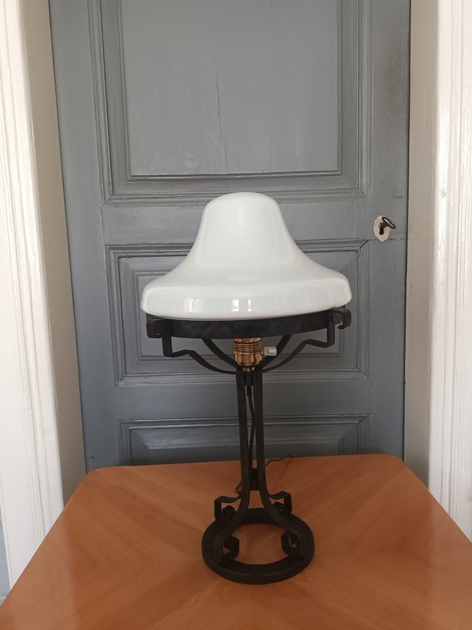 Strindberglampa bordslampa i hamrad smide/metall