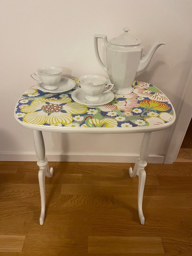 Bord kaffebord vintage motiv Josef Frank svenskt tenn tapet Eldblomma