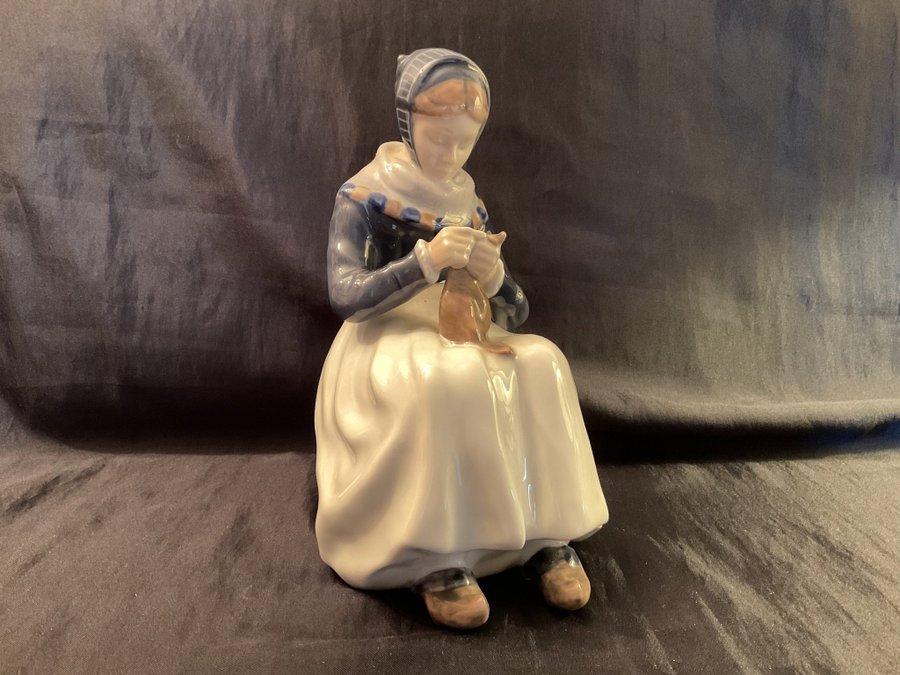 Royal Copenhagen Figur Stor Siddende Amagerpige N 1317