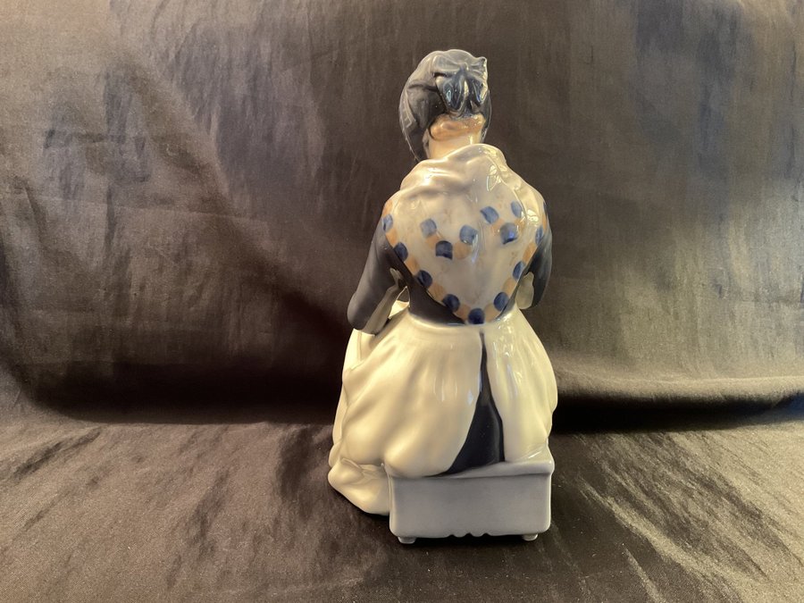 Royal Copenhagen Figur Stor Siddende Amagerpige N 1317