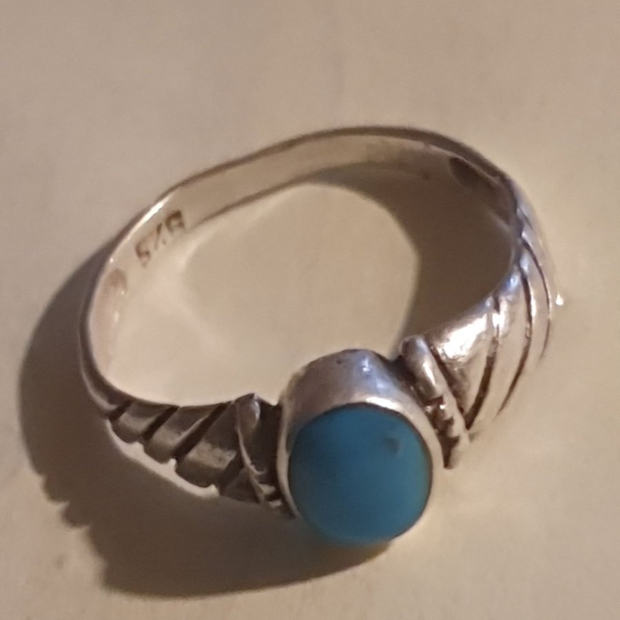 Vacker vintage design ring, turkos sten, silver, drygt 16 mm