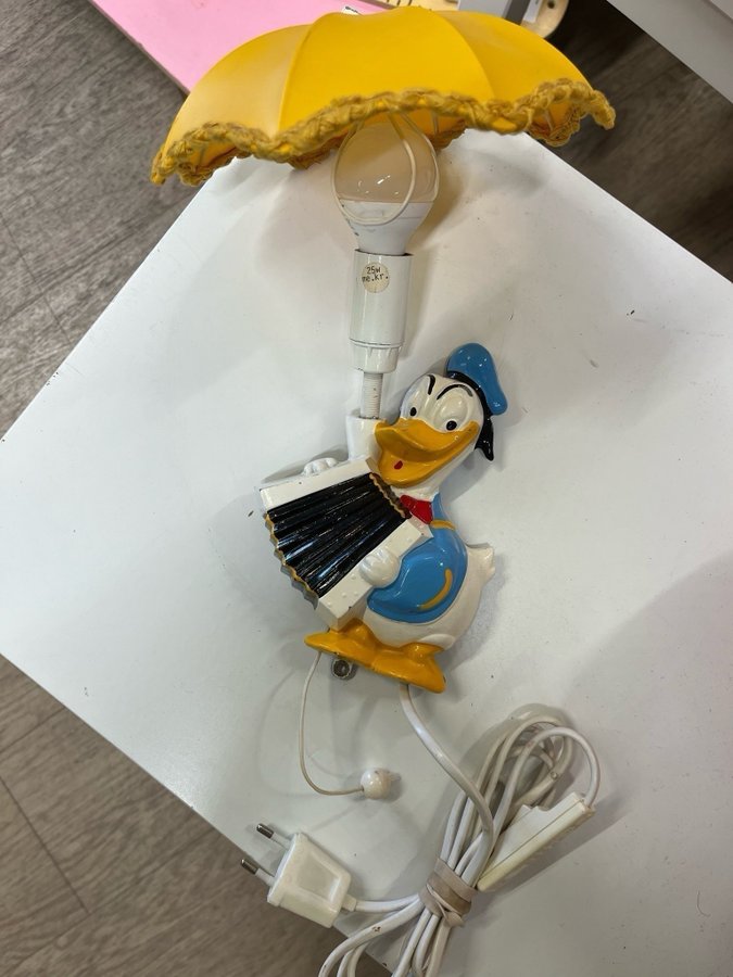 Donald Anka lampa med paraply 50 tal retro vägglampa retro speldosa Disney Dema