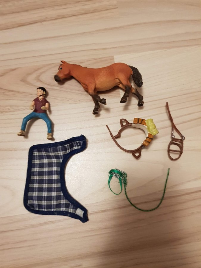 Schleich häst med ryttare täcke och tillbehör