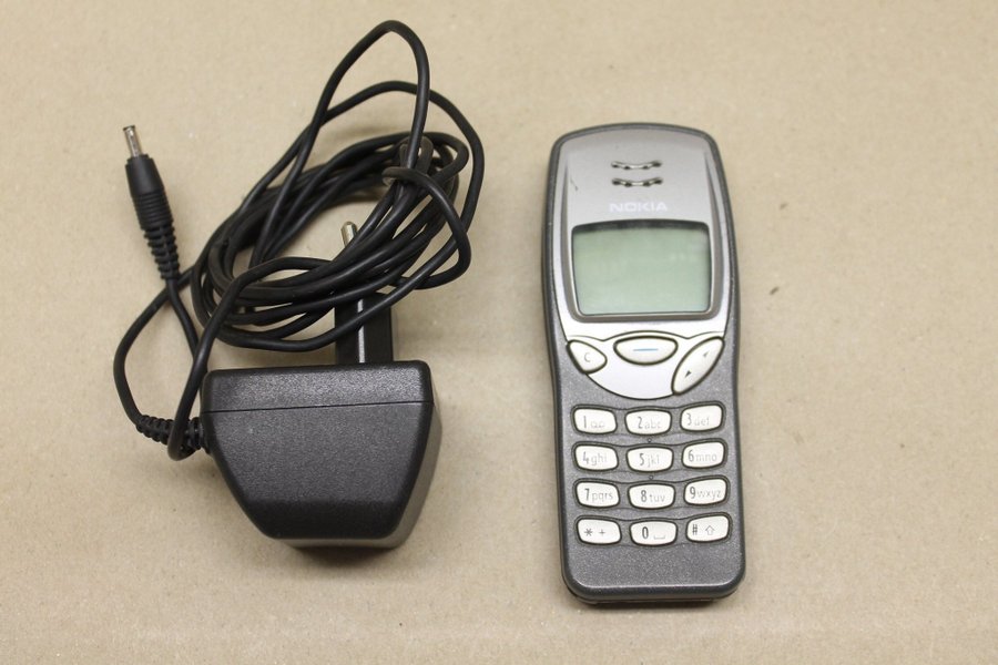 Mobiltelefon Nokia 3210 med laddare