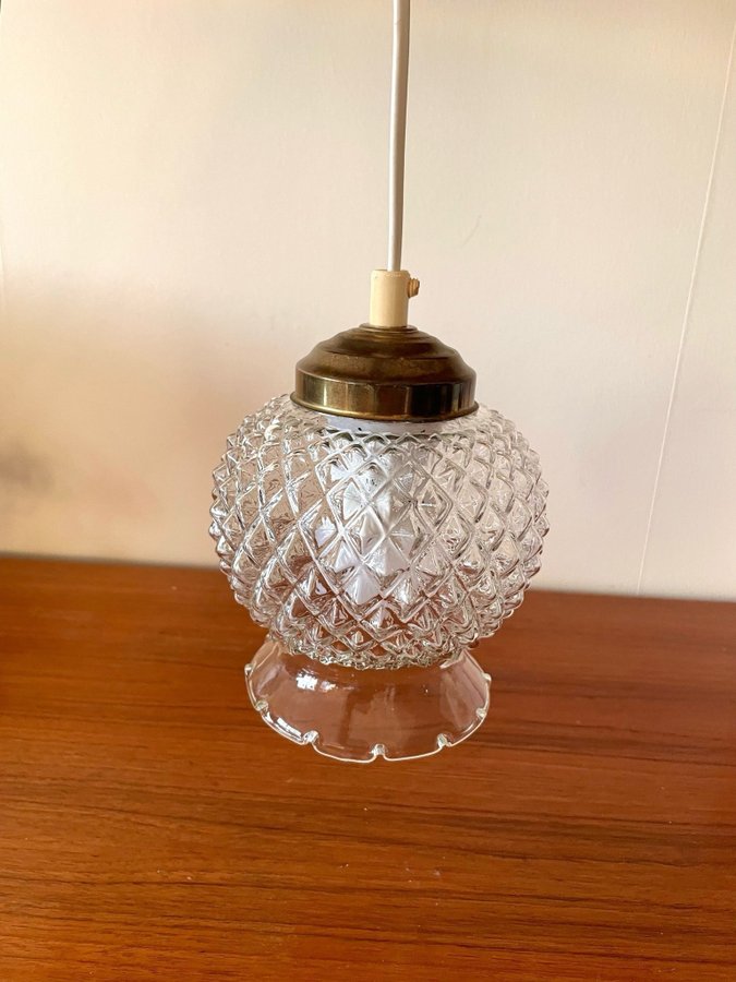 retro fönsterlampa med jättefin glaskupa