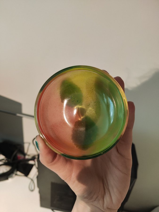 Ask med lock äpple glas signerad M J 97