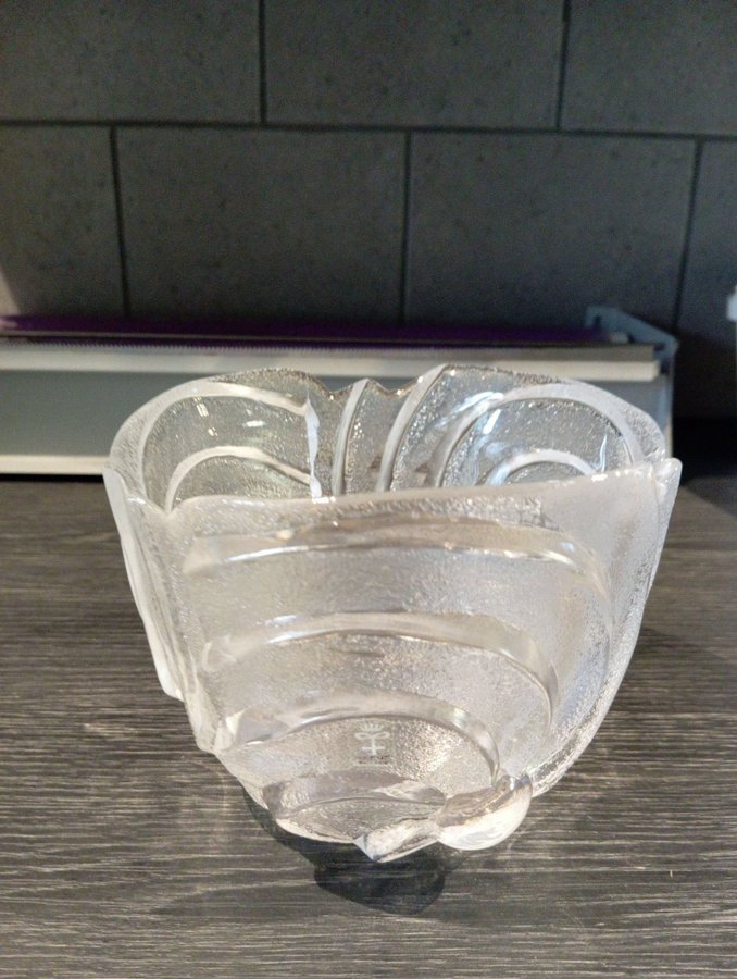 Skål i glas från Skruf glasbruk