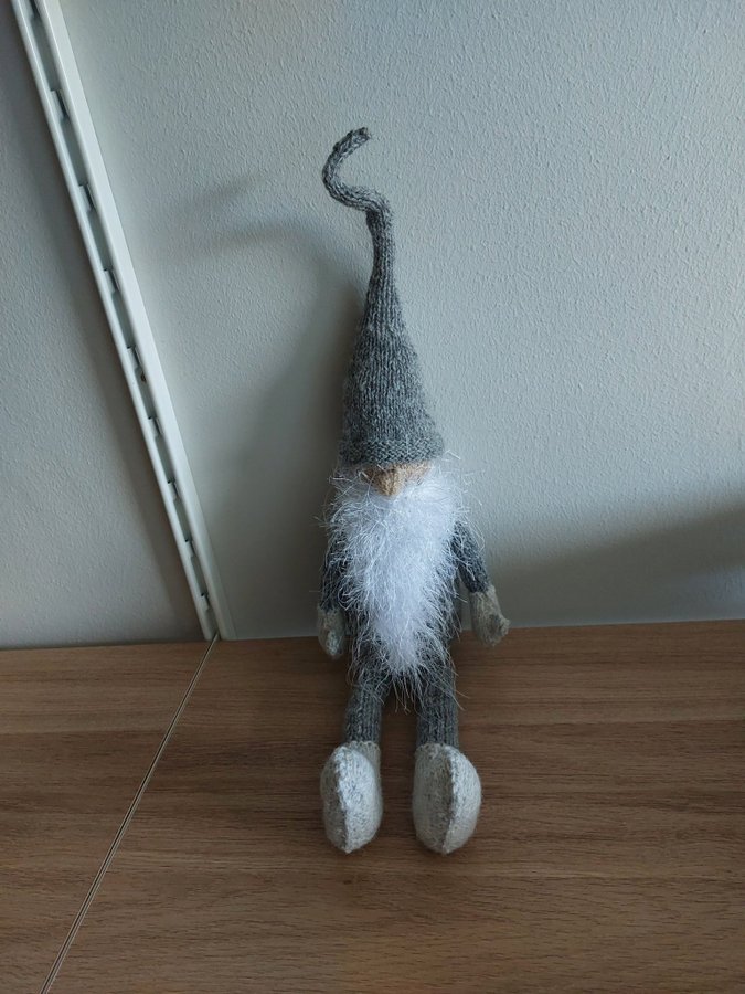 Stickad tomte i grått