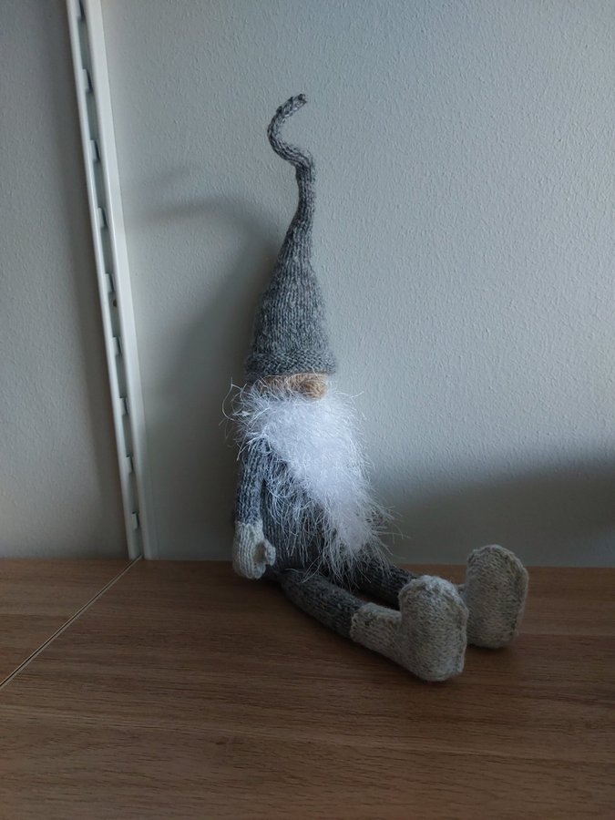 Stickad tomte i grått