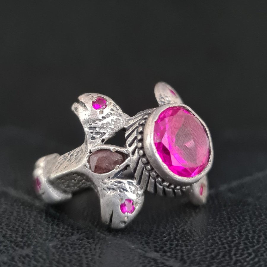 ANTIK HANDGJORD RING ,ÄKTA SILVER, ROSA SAFIR STENAR, ORM