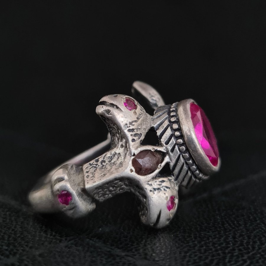 ANTIK HANDGJORD RING ,ÄKTA SILVER, ROSA SAFIR STENAR, ORM