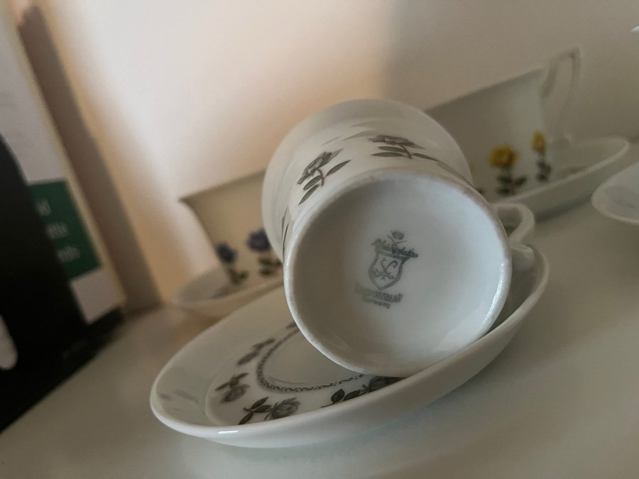 Söta små kaffekoppar med fat Retro