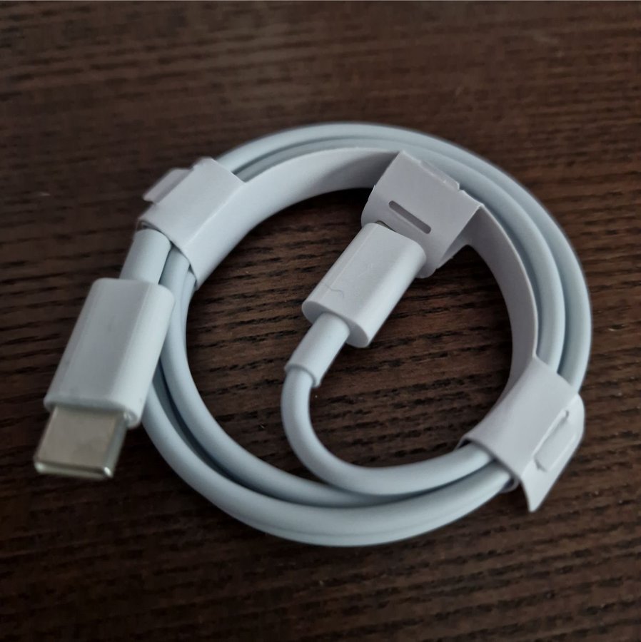 Fast charging cable, USB-C to USB-C.