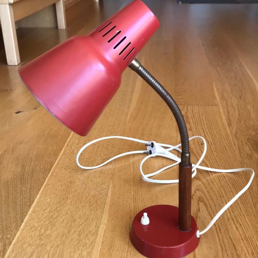 Röd skrivbordslampa Retrolampa Plåt Trädetaljer 60-tal Fungerar