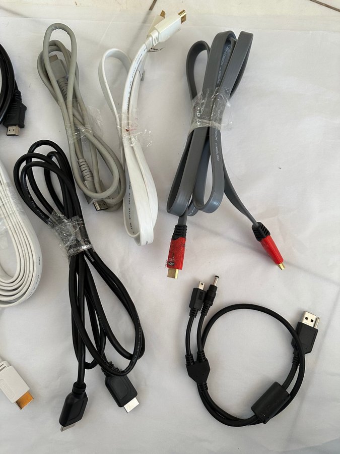 Samling HDMI kablar olik längd