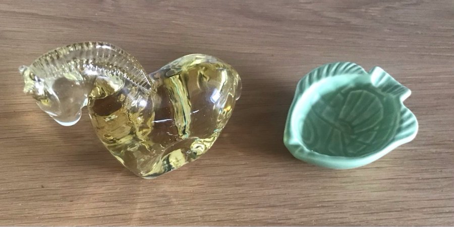 Gul Glashäst glasbruk Rejmyre ? och fiskformad skål i keramik .design okänd