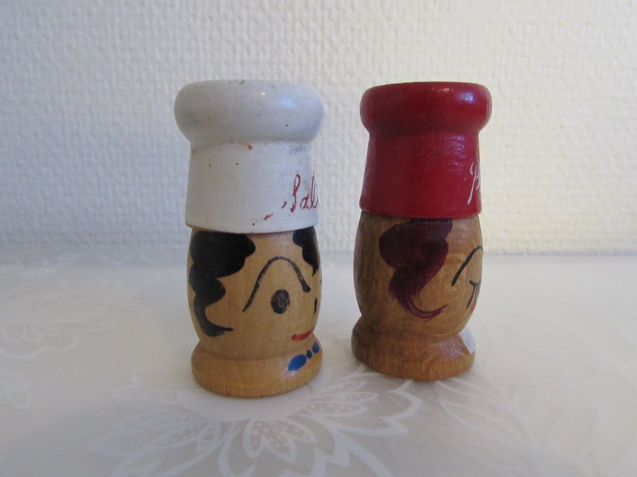 Salt- och pepparkar med ansikten retro trä röd vit kockmössa salt pepper