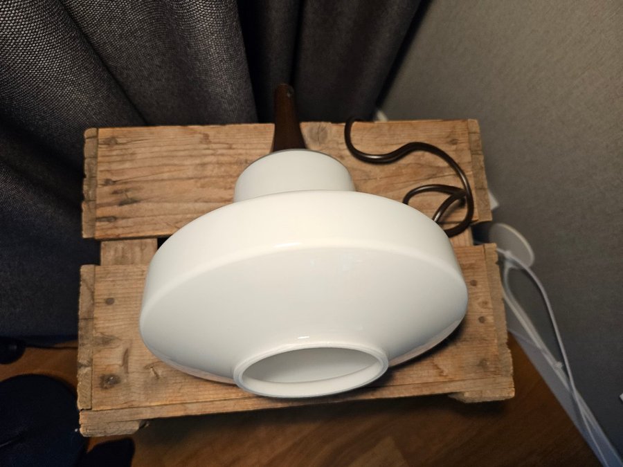 Retro Taklampa i vitt glas och brun hållare i plast.