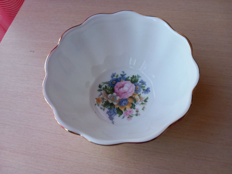 Small Vintage Royal Albert Porcelain Scalloped Bowl Lady Carl