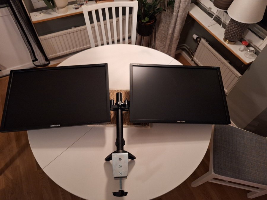 2 st Samsung 24" bildskärmar med stativ