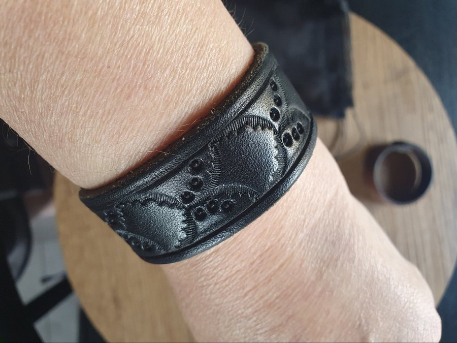 LÄDERARMBAND  HANDGJORD