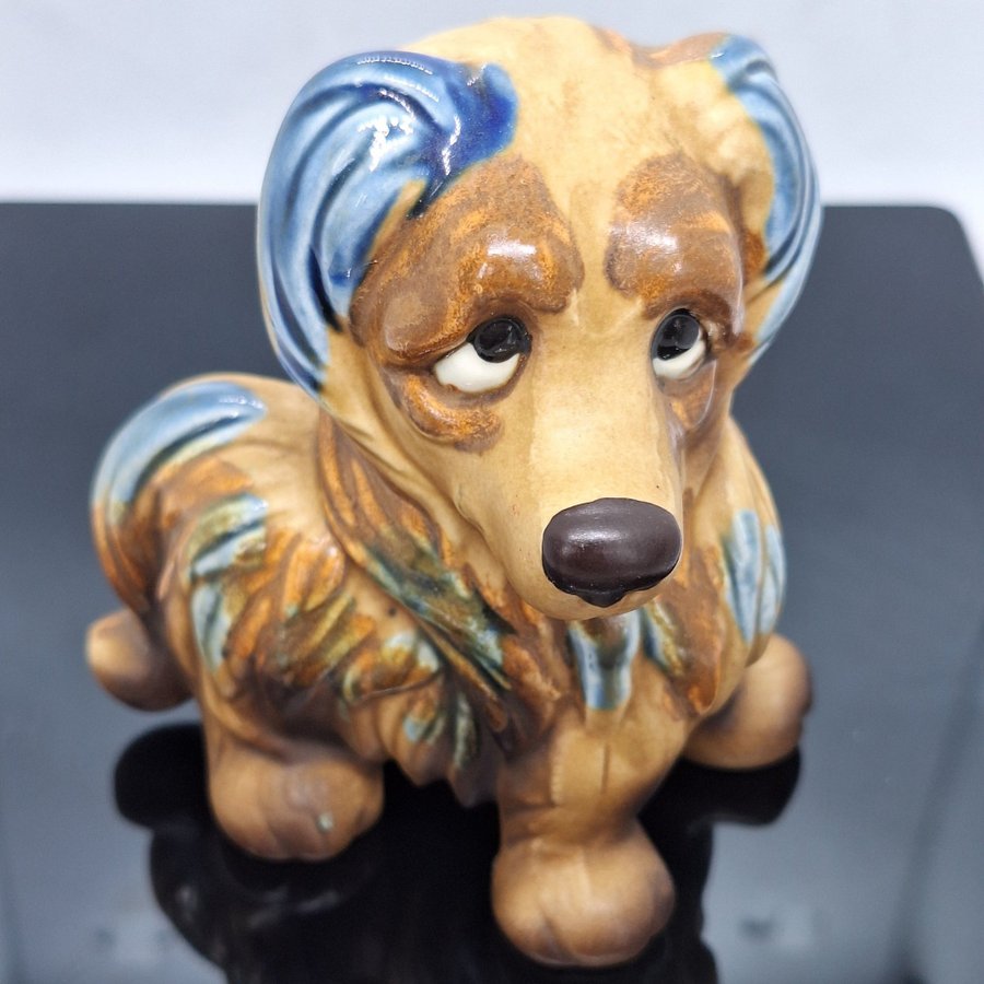 Keramisk hundfigur "sadeyes"