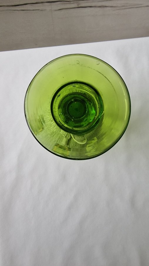 Grönt glas med gulddetaljer