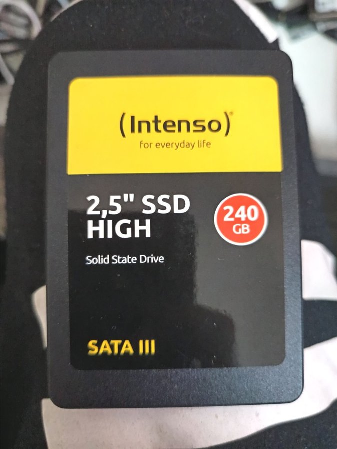 Intenso 2,5" SSD 240GB SATA III och 500GB hitachi