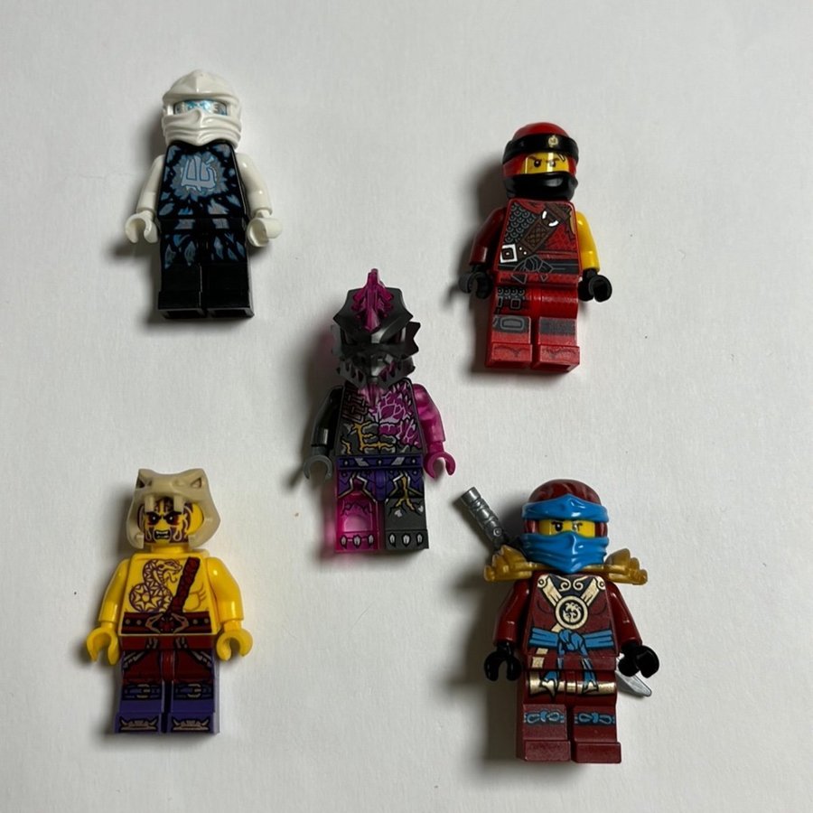 5 st LEGO Ninjago Minifigurer