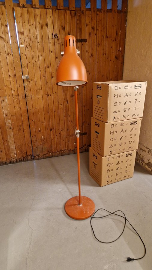 Golvlampa i orange