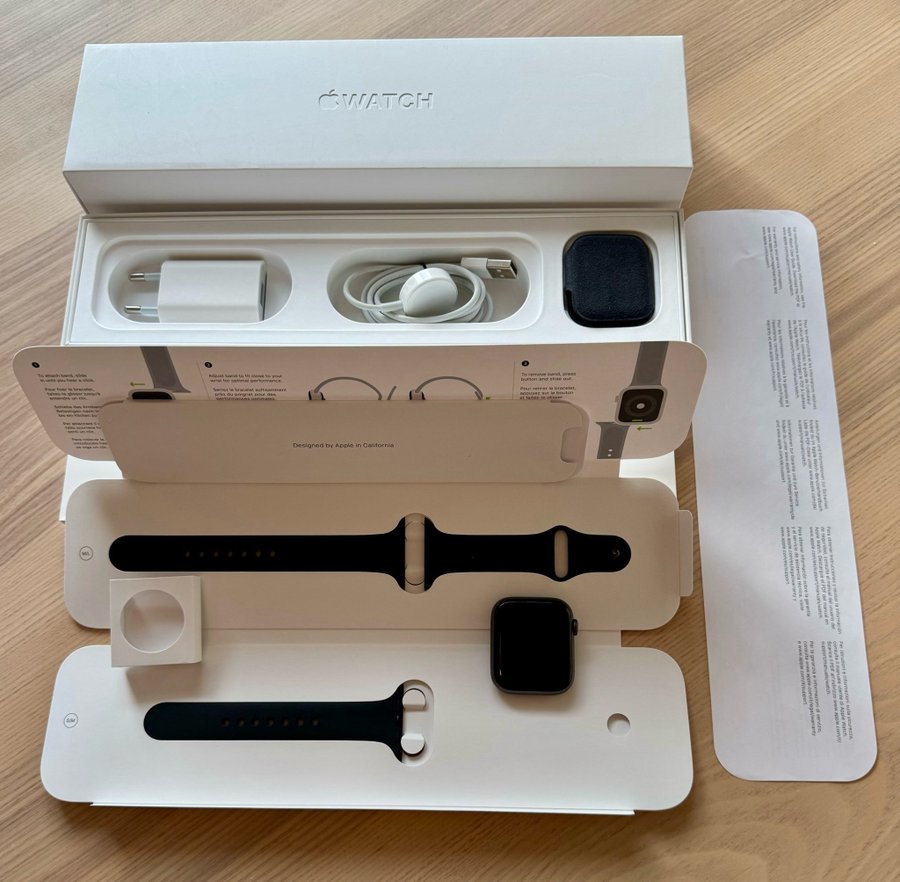 Apple Watch Series 4 44mm Space Gray Aluminium Black Sport Band (GPS + Cellular)