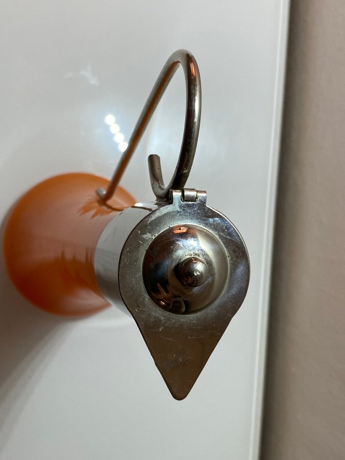 Karaff orange glas med metallhandtag