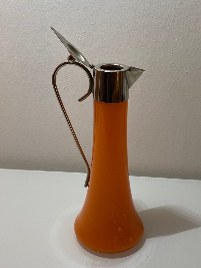 Karaff orange glas med metallhandtag