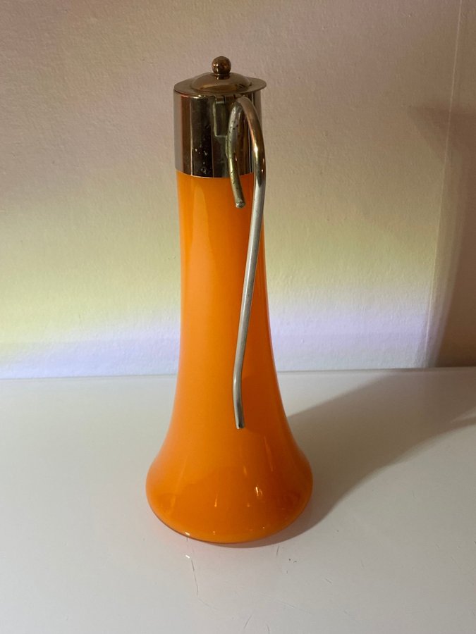 Karaff orange glas med metallhandtag