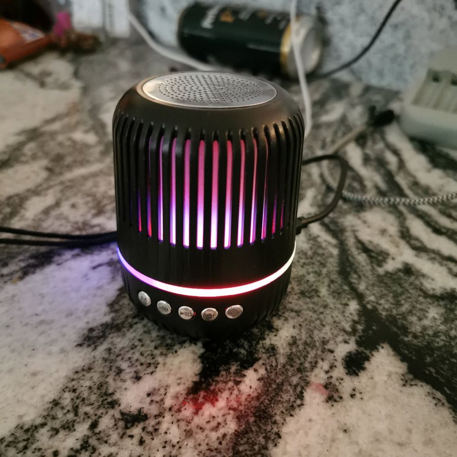 Bluetooth-högtalare med Led-ljus (disco kula finns i annan annons)