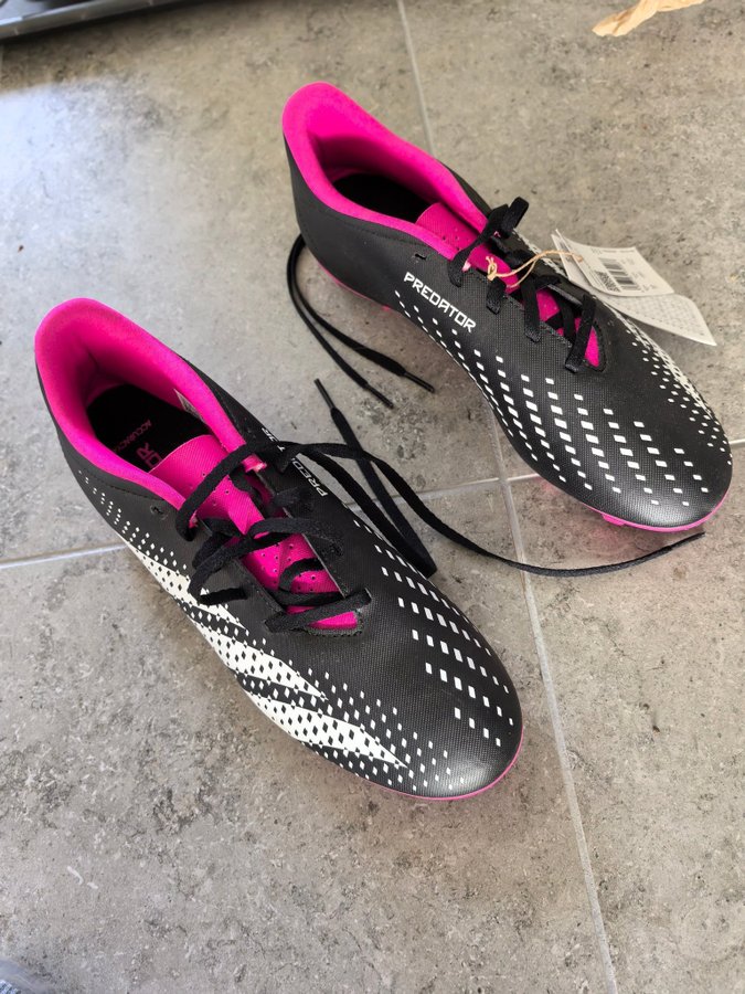 Adidas Predator Accuracy.4 Fotbollsskor Svart/Rosa Storlek 44 HELT NYA